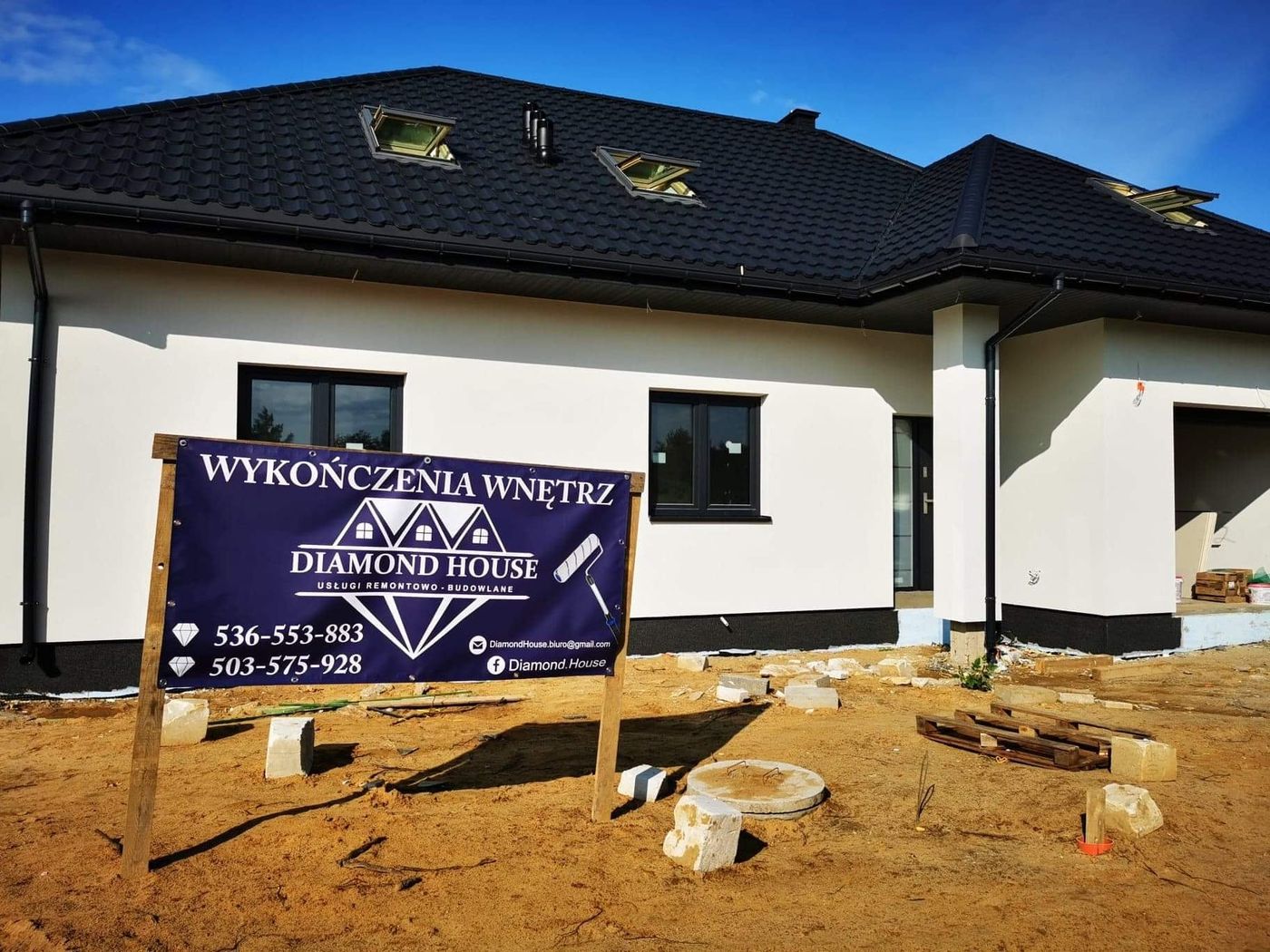Dom wykończony przez Diamond House z banerem firmowym