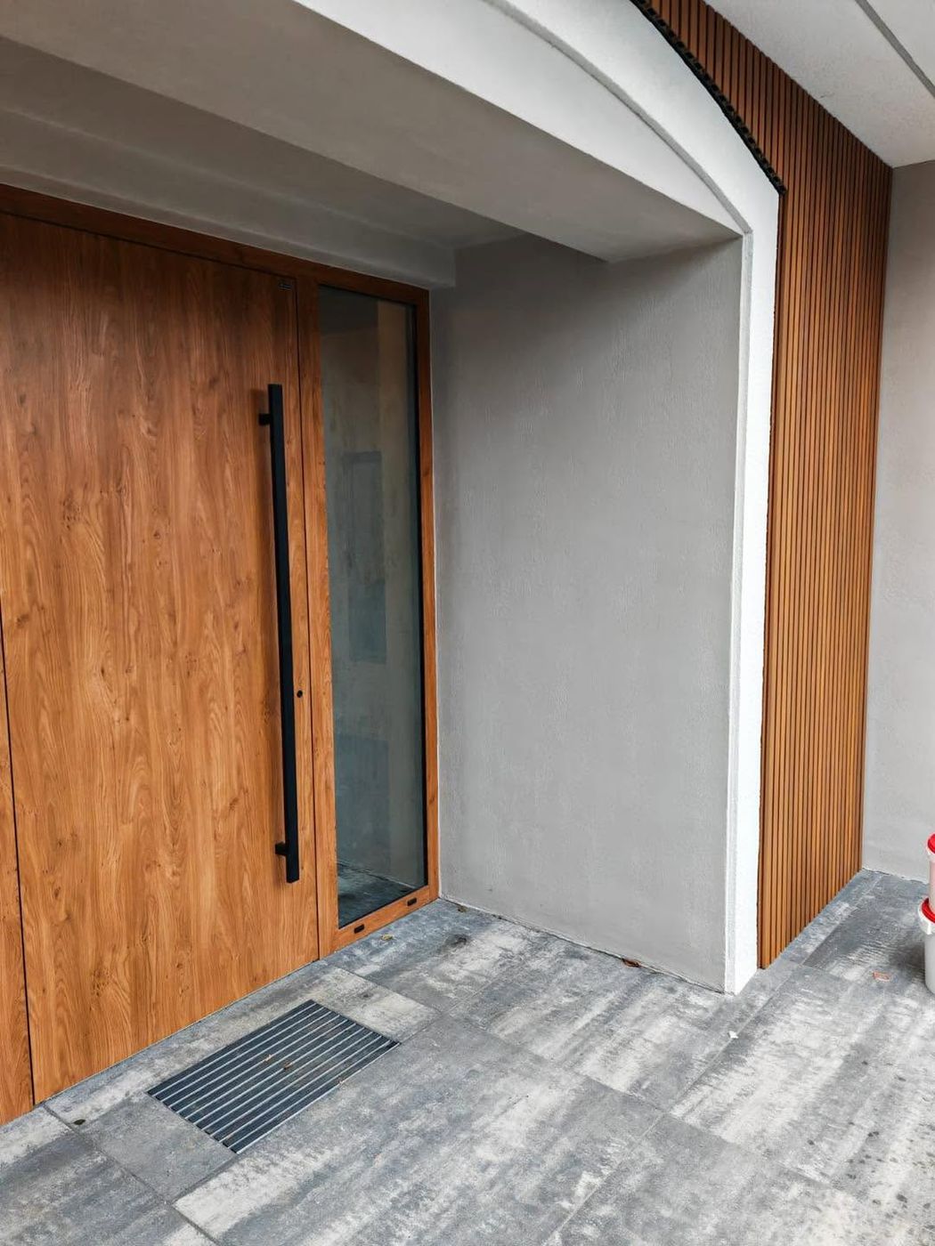 Montaż drzwi wejściowych i lameli drewnianych - Diamond House