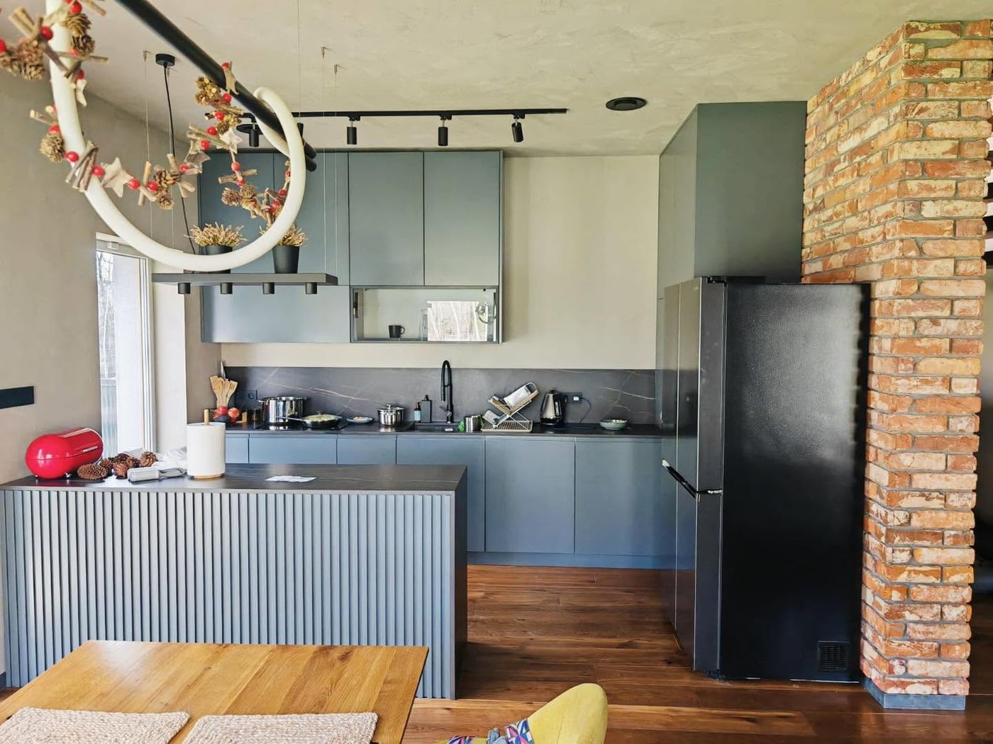 Kuchnia w stylu loft z cegłą - remont mieszkania