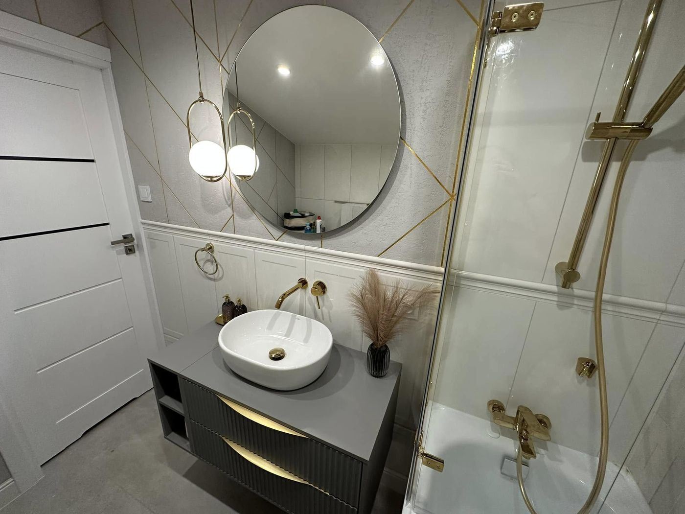Remont łazienki ze złotą armaturą i tapetą strukturalną - Diamond House Legionowo