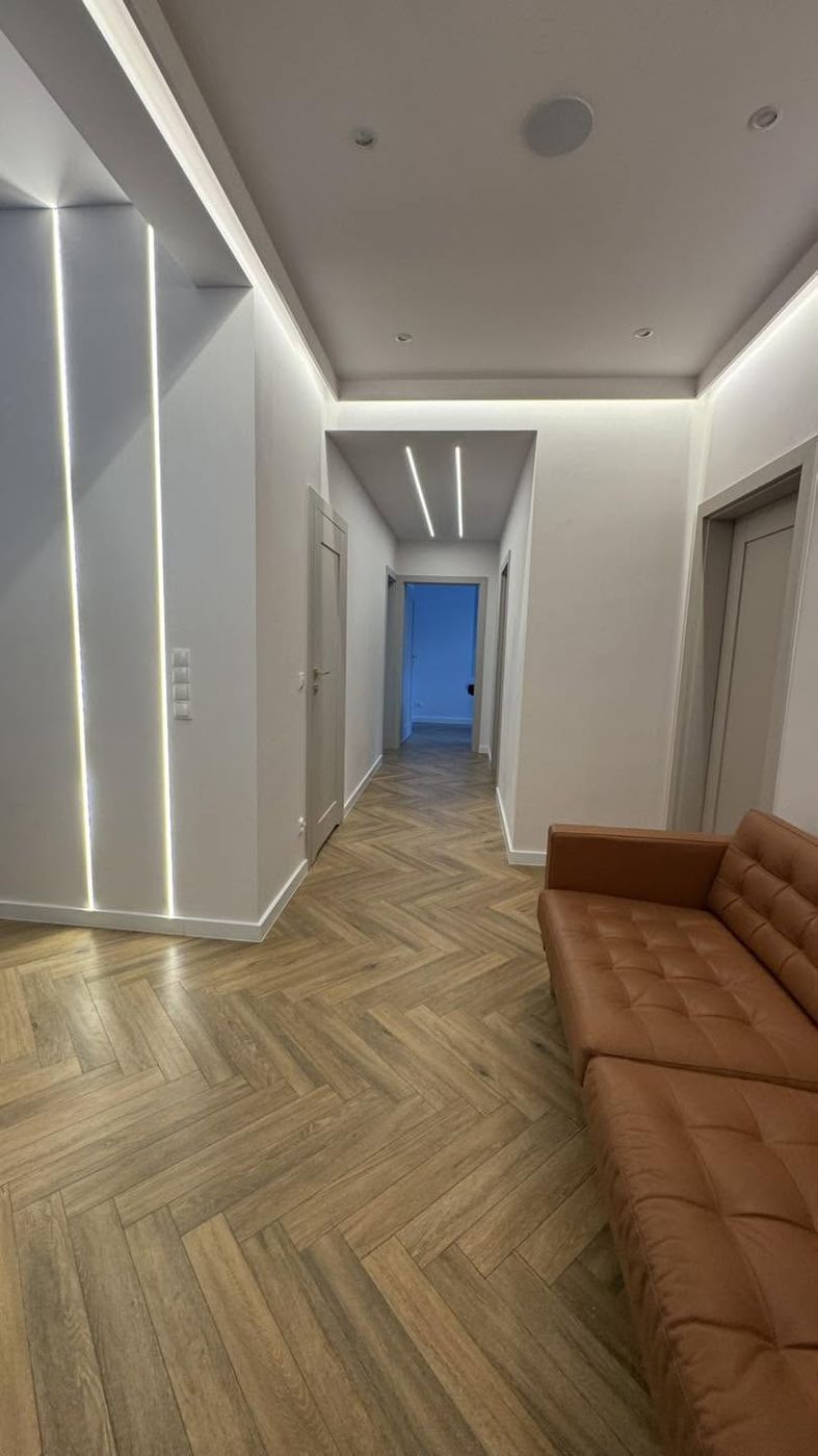 Przedpokój z podłogą w jodełkę i oświetleniem LED - realizacja Diamond House