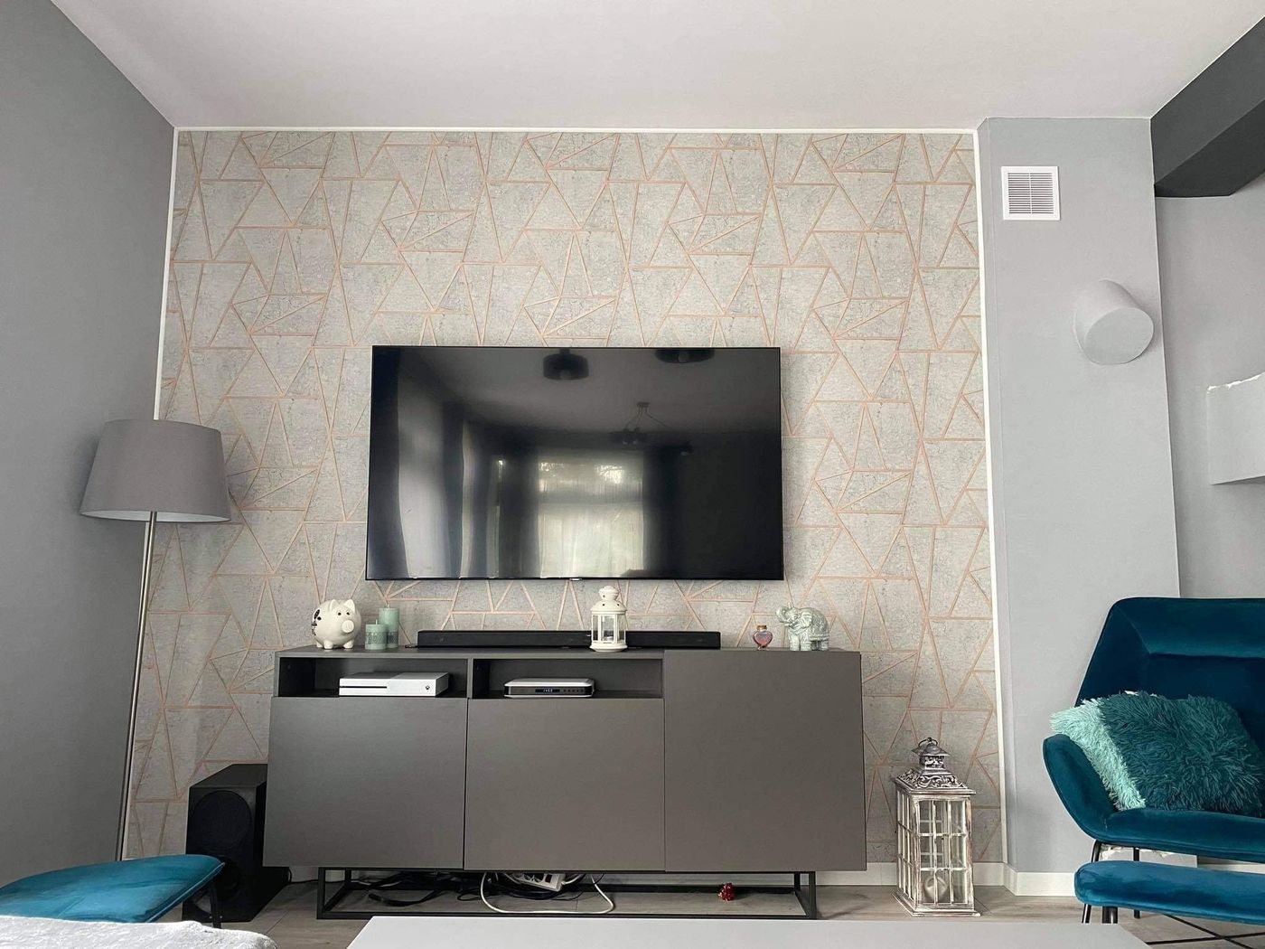 Wykończenie salonu z tapetą geometryczną - realizacja Diamond House